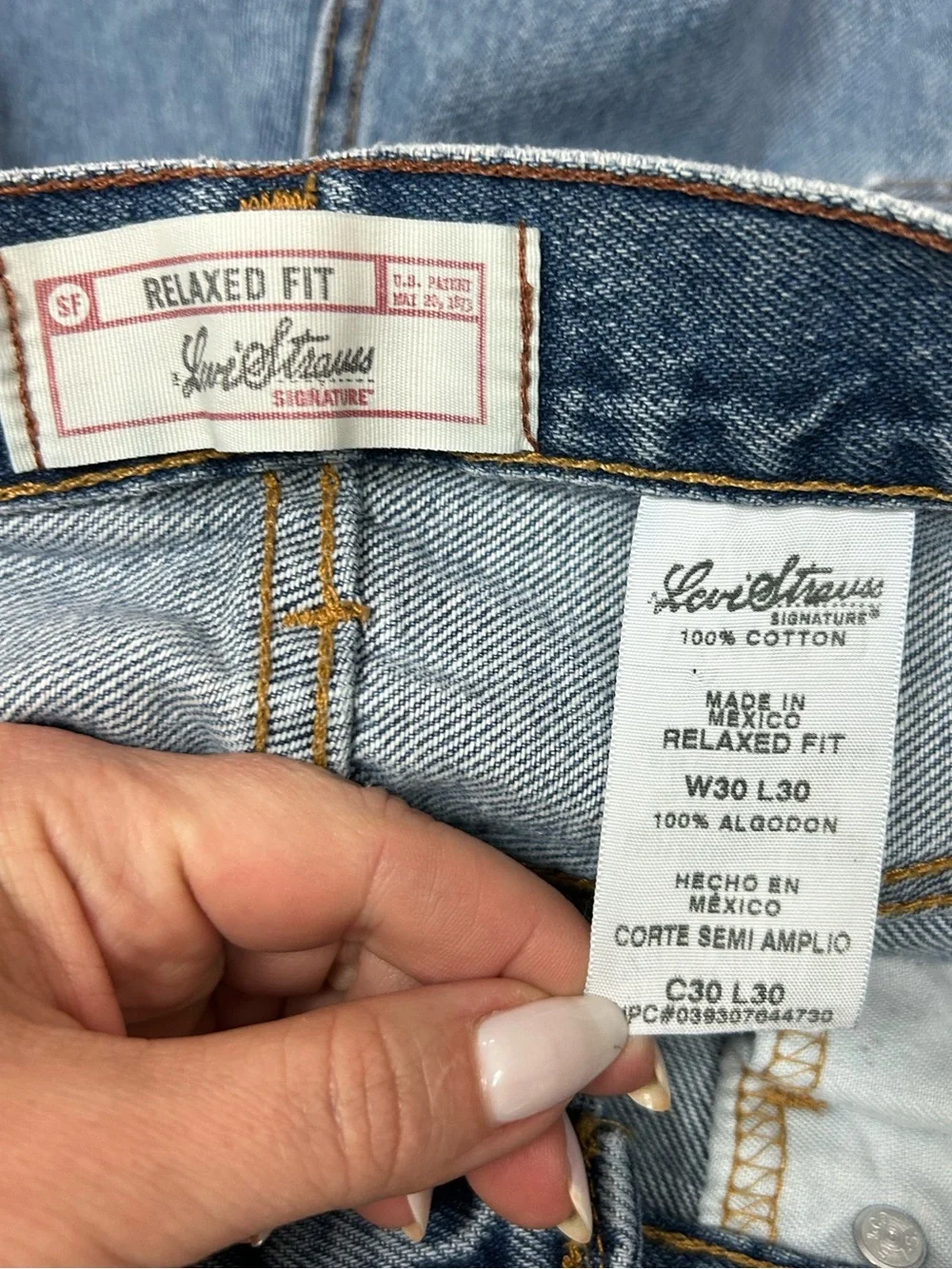 Vintage Levi’s Signature Relaxed Fit W30 L30 Light Wash Distressed Denim Jeans